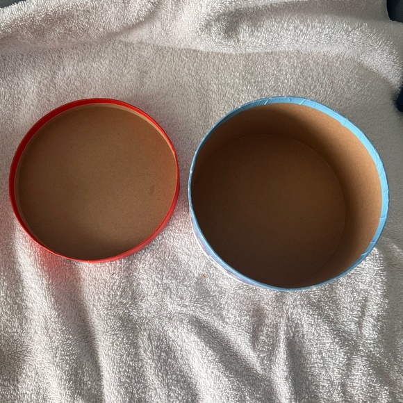 SET OF 2 CHRISTMAS CONTAINERS- 1 TIN/ 1 CARDBOARD - Picture 9 of 10